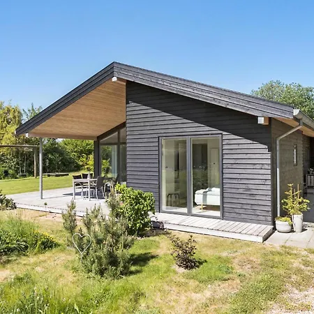 4 Bedroom Cozy In Vakantiehuis Knebel